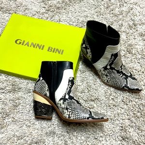 Gianni Bini - snake print ankle boots - size 9